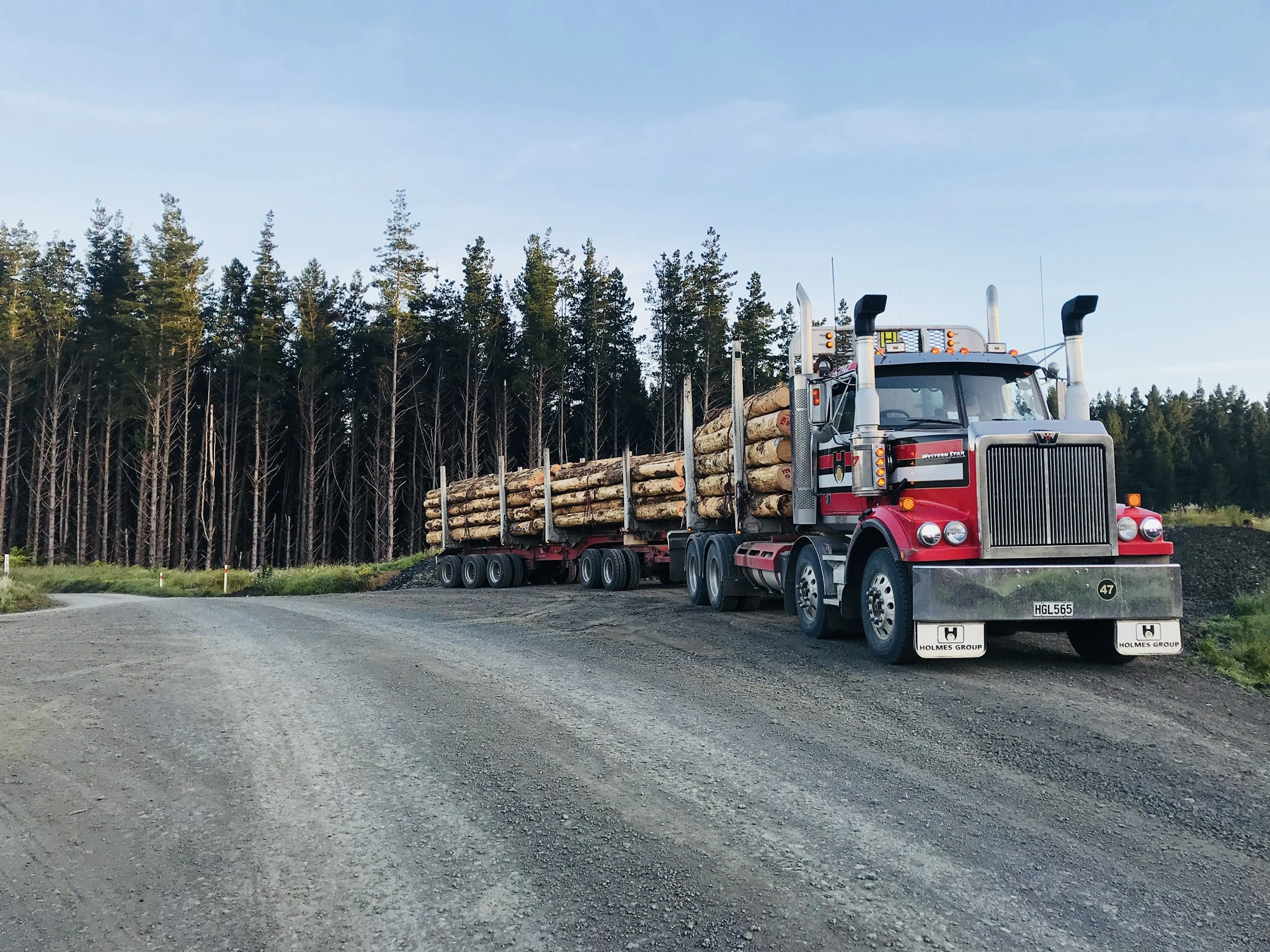 Tony Poulain au volant d'un grumier en Nouvelle-Zélande, chargement de rondins de bois sur les routes de l'extrême
